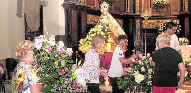Un momento de la ofrenda floral a Santa María la Real de las Huertas que se celebró anoche en el santuario patronal.