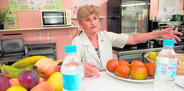 Maribel Ortín, encargada de la cantina del IES La Flota (Murcia) desde hace veinte años, ayer en su local.