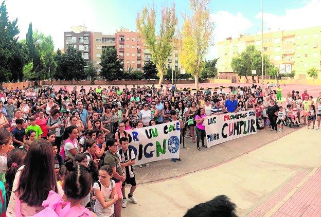 Concentración ayer de padres y alumnos en el patio del colegio Mediterráneo.