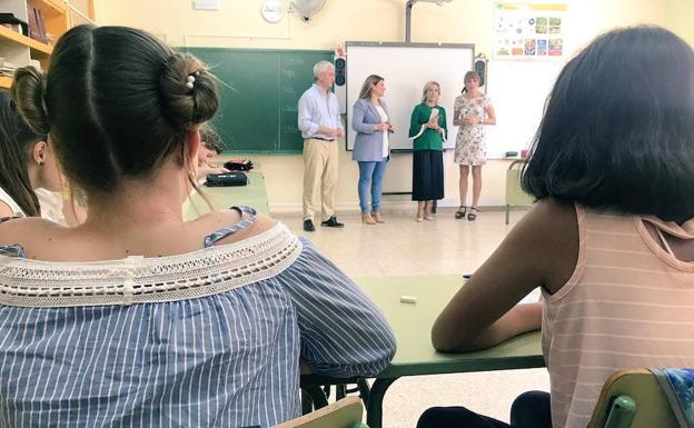 Un momento de la visita de la consejera.
