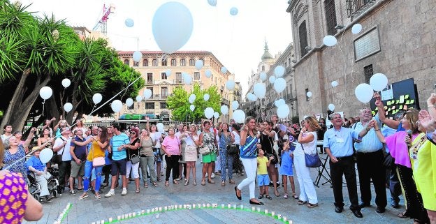 La plaza de Santo Domingo acogió ayer un acto de la Consejería de Salud por el Día para la Prevención del Suicidio.