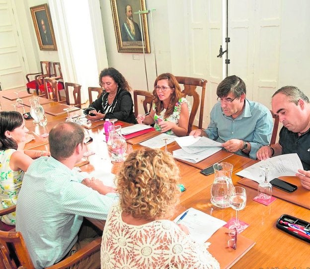 Ediles de PSOE y MC, sonrientes, ayer en la Junta de Gobierno.