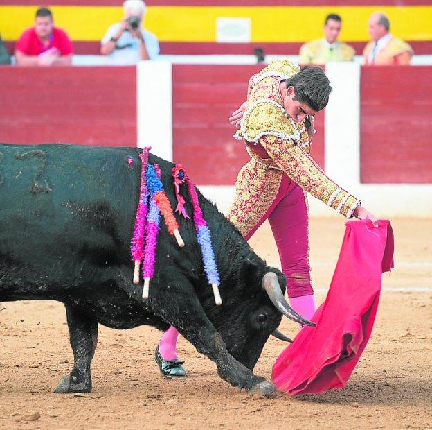 Miguel Ángel Pacheco se luce con la muleta.