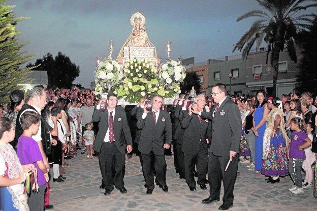 Santa María la Real de las Huertas fue procesionada en su trono de plata, que portaron un centenar de Mozos Costaleros por los aledaños de su santuario, ayer tarde.