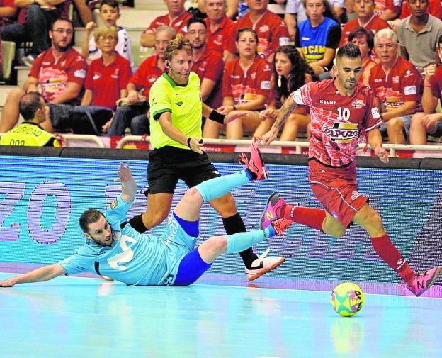 Álex supera la entrada de un jugador del Inter.