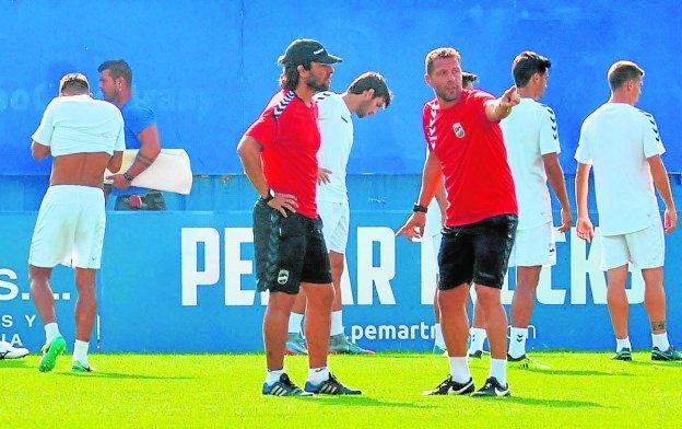 Curro Torres, a la derecha, dirige un entrenamiento del Lorca FC en el Artés Carrasco./Paco Alonso / AGM