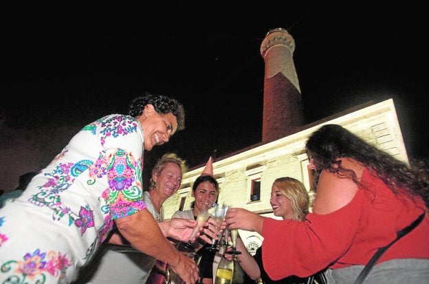 Vecinas de Cabo de Palos, ante el faro, en la fiesta del viernes.