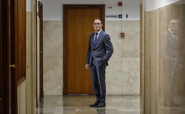 El fiscal superior, José Luis Díaz Manzanera, en uno de los pasillos del Palacio de Justicia de Murcia.