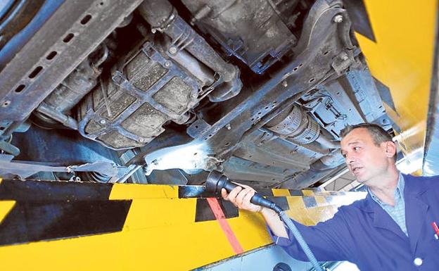 Un inspector revisa un coche en el foso de la ITV de Alcantarilla.