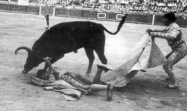 Instante en el que un toro de la ganadería de Concha y Sierra sella para siempre en Murcia el rostro de Manolete.
