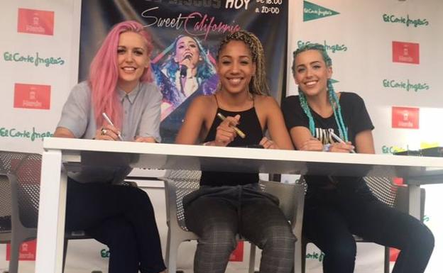 Las integrantes de Sweet California, Alba Reig, Tamy Nsue y Sonia Gómez, durante la firma de discos.