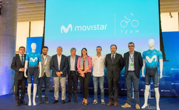 Alejandro Valverde (3d), durante el acto del Movistar celebrado el lunes.