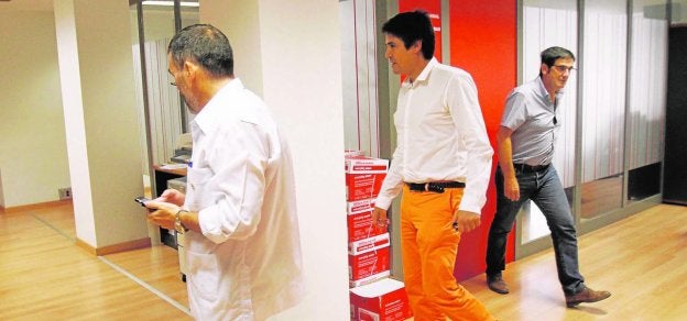 José López consulta su móvil, ayer por la mañana, en el Ayuntamiento. Detrás, Jesús Giménez y Manuel Nicolás.