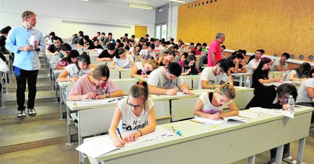 Alumnos durante los primeros exámenes realizados ayer en el Campus de Espinardo.