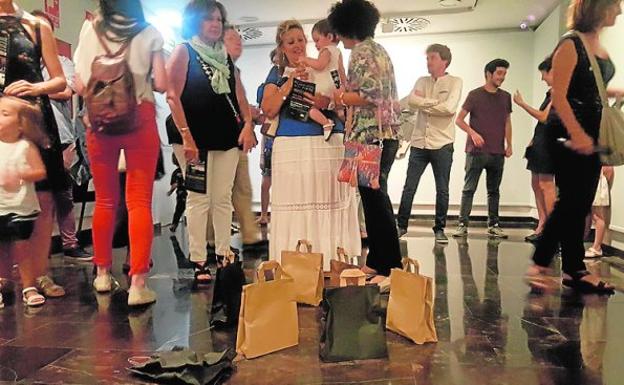 Bolsas de papel metálicas, de Rafael Fuster, en el suelo.