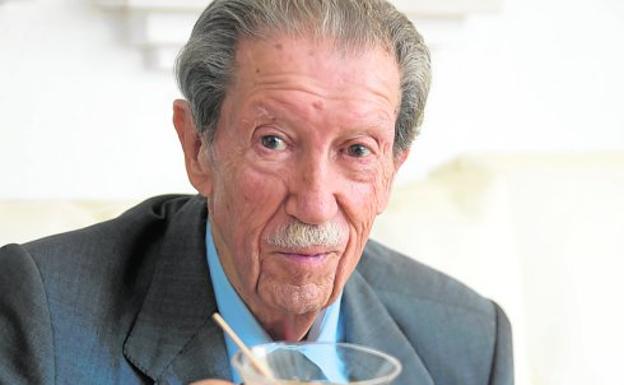 Como todos los días, Manuel Alcántara brindó ayer con un 'dry martini'.
