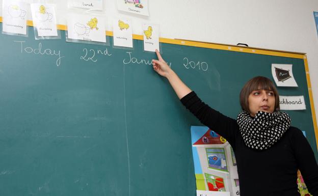 Una docente imparte una clase en inglés.