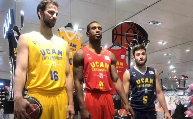 Las nuevas camisetas del equipo universitario.
