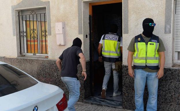 Agentes del Grupo de Estupefacientes, en la vivienda de San Antón.