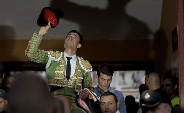 El torero Paco Ureña salie por la puerta grande en la primera de feria de Guadalajara.