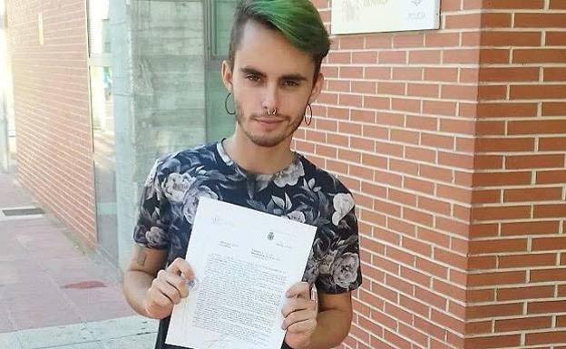 Pedro Lorente con la denuncia.