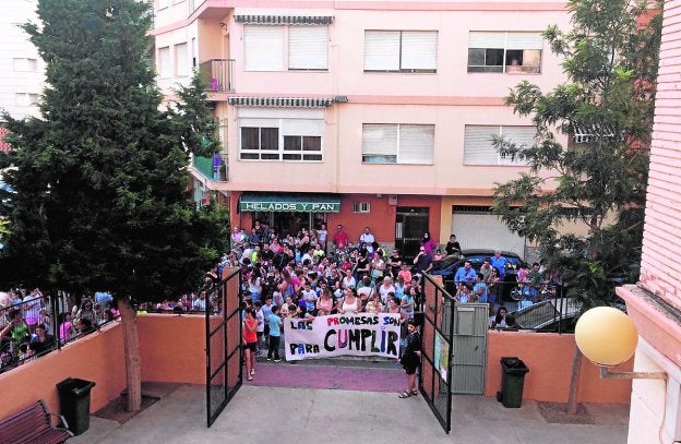 Concentración de padres y alumnos, ayer, en la puerta del colegio Mediterráneo.