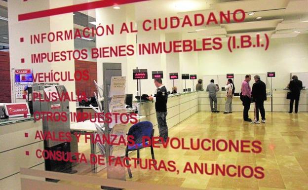 Contribuyentes, en el área de gestión de impuestos del Ayuntamiento, en el edificio San Miguel. La foto es de archivo.