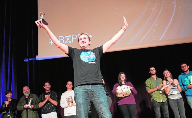 El químico murciano Daniel Torregrosa con su Premio Tesla. / Naukas