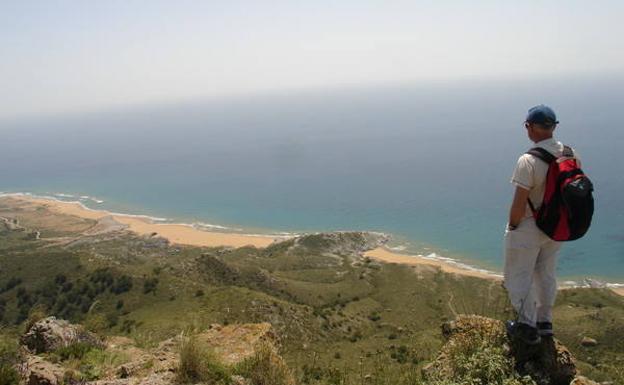 Un senderista contempla las playas de Calblanque desde la cima del Cabezo de la Fuente./