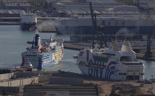 Barcos desplegados en Cataluña tras el anuncio del referéndum./