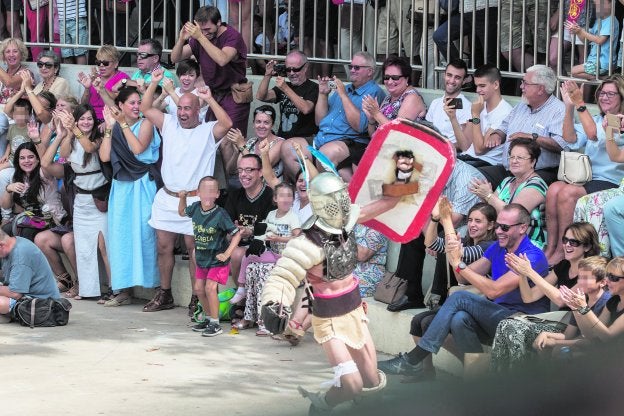 El público que se congregó en la plaza Juan XXIII aplaude a uno de los gladiadores que participó en la exhibición./José María Rodríguez / AGM