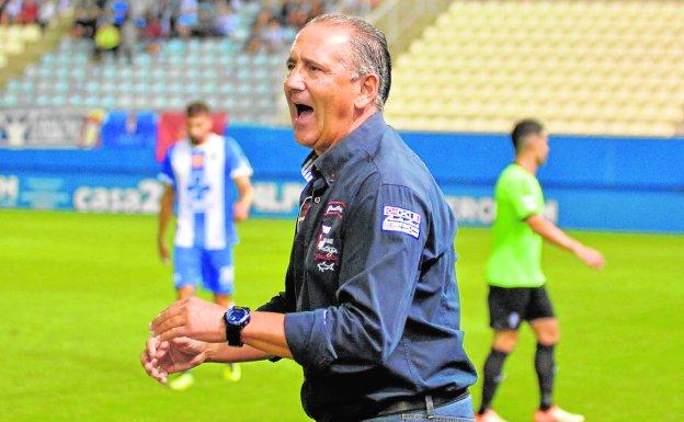 Palomeque dirige al Lorca Deportiva en un choque en el Artés Carrasco. /Paco Alonso / AGM