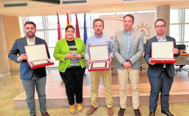 Francisco Navarro Sánchez, Sandra Martínez Navarro, Pedro Enrique Ortuño Casas, Fulgencio Gil Jódar y Juan Bautista Tomás Gabarrón, ayer, durante la entrega de los premios empresariales./Paco Alonso / AGM