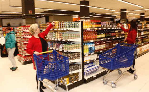 Dos clientas realizando la compra en un supermercado. /Jesús Andrade