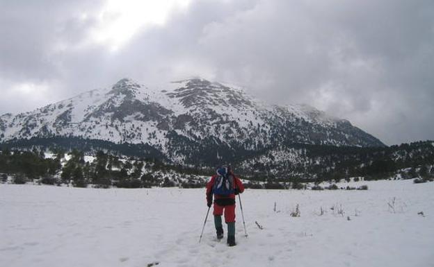 La nieve espera a cientos de montañeros este fin de semana en la cercana cumbre granadina./