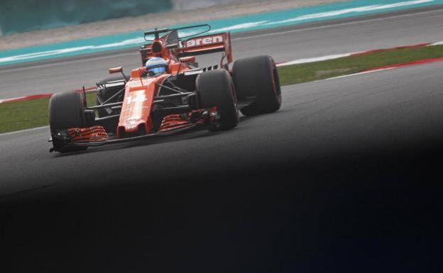 Fernando Alonso rueda con su McLaren en los entrenamientos de Sepang. /Reuters