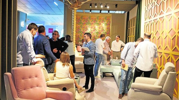 Los visitantes profesionales en uno de los espacios expositivos de esta última edición de la Feria del Mueble./F. M. Y.