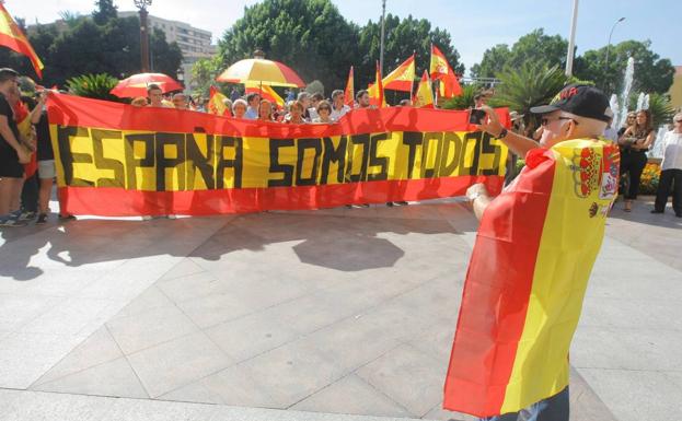 Varias personas con banderas en un acto de apoyo a la unidad de España en La Glorieta de Murcia. /PEDRO MARTÍNEZ/ AGM