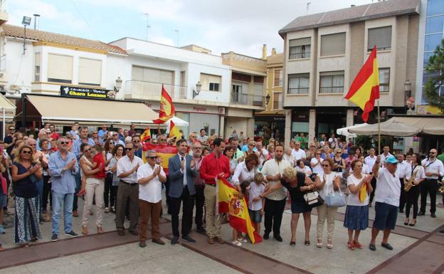 Decenas de vecinos congregados en la plaza de la Constitución.