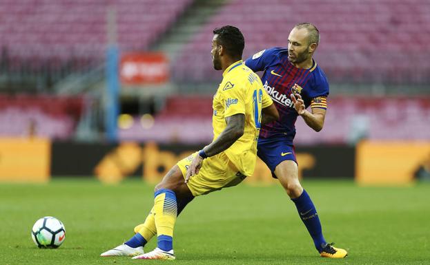 Andrés Iniesta, ante Míchel Macedo./Efe