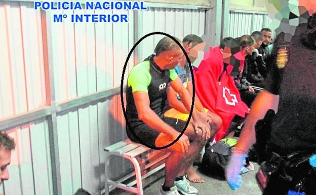 Uno de los detenidos (señalado dentro de un círculo), junto a varios de los tripulantes de una de las pateras. / Policía Nacional