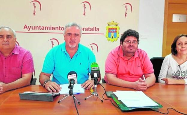 El alcalde Jesús Amo (2i), con los concejales socialistas de su gobierno Luis Egea (1i), Miguel Martínez Cascales y Victoria Valero. / AYTO