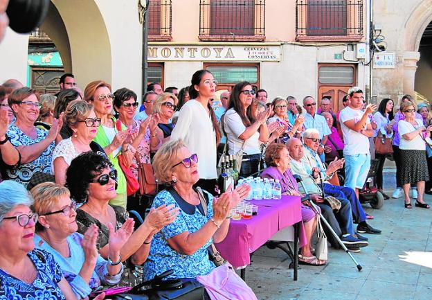 Vecinos de Yecla, en el vino ofrecido por el alcalde./Siete Días Yecla