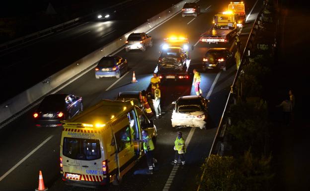 Sanitarios atienden a los heridos tras el accidente./GUILLERMO CARRIÓN/ AGM