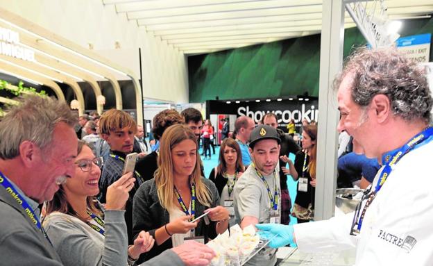 El cocinero Firo Vázquez reparte sus 'Cuscuruchos' en el congreso San Sebastián Gastronomika, ayer. /Sara Santos