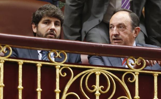 López Miras, con el vicepresidente del Senado, Pedro Sanz, en la tribuna de invitados del Congreso./EFE