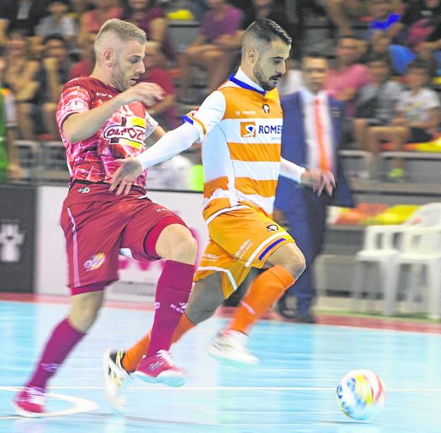 Juanpi lucha con Miguelín en el pasado derbi. /P. Sánchez / AGM