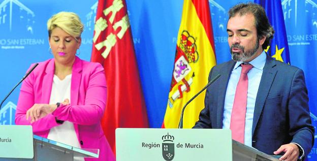 La portavoz Arroyo y el consejero Rivera, ayer, en la rueda de prensa del Consejo de Gobierno./G. CARRIÓN