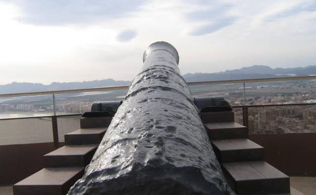 Uno de los cañones de la terraza de artillería, apuntando a poniente./