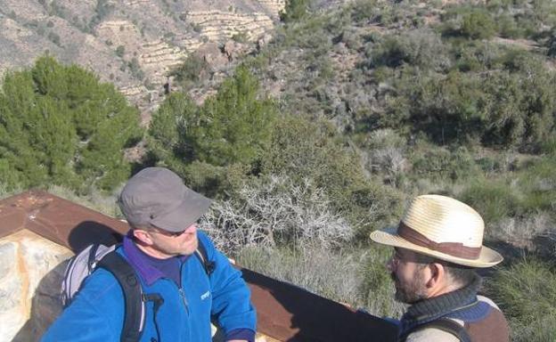 Los montañeros Ángel Ortiz y Juan de la Cruz, en el mirador del Puntarrón./